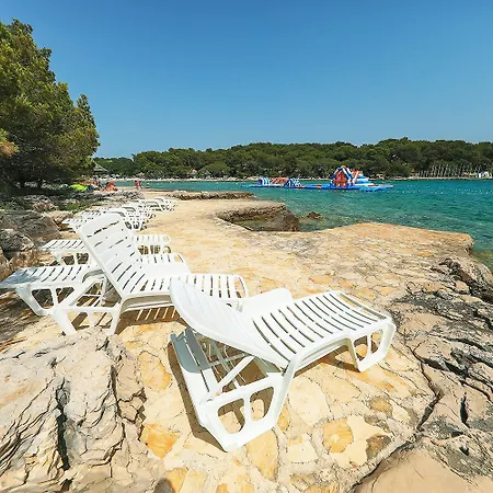 Parco vacanze Pine - Light 3*